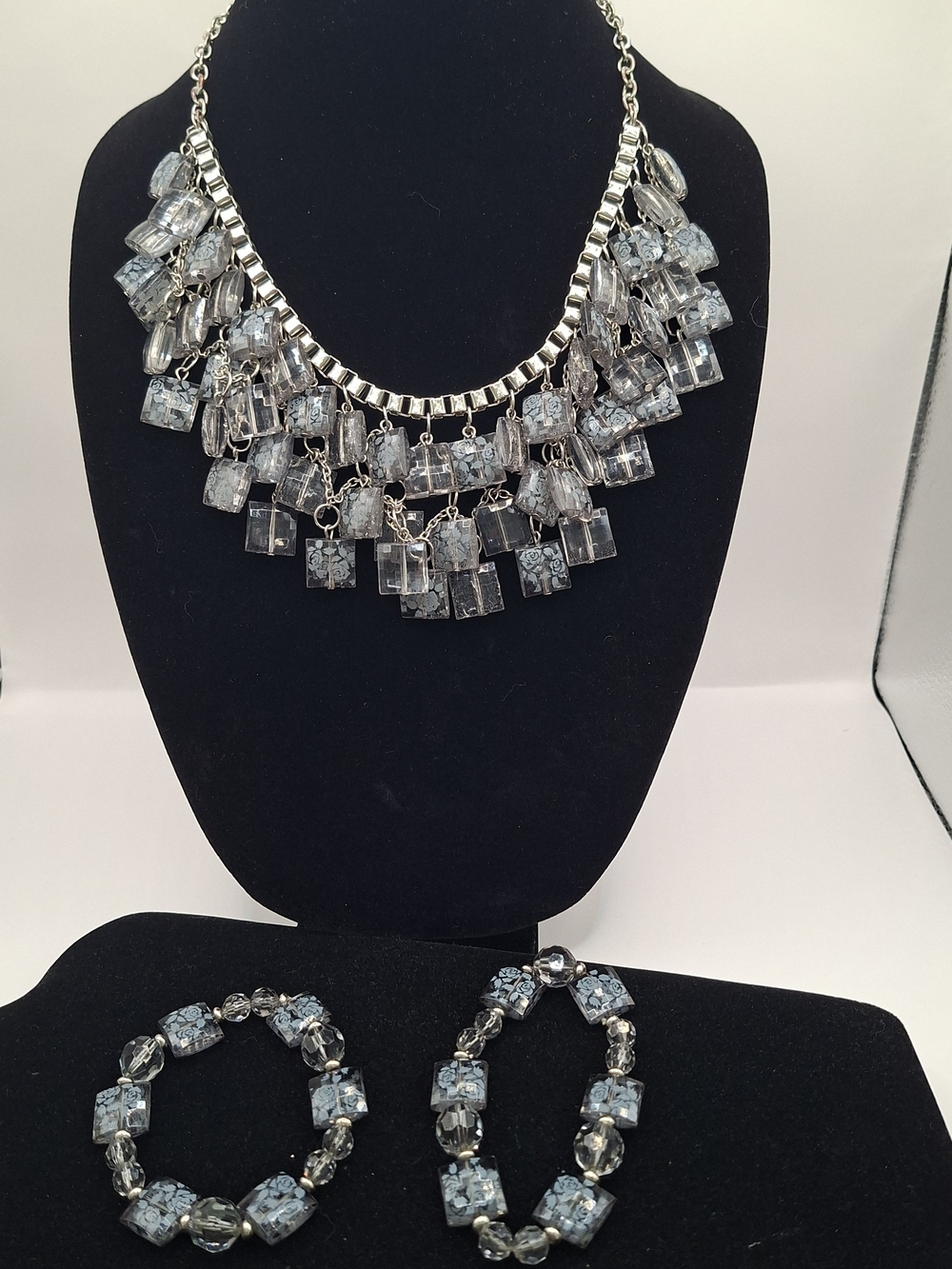 Tiered Bib Necklace With 2 Matching Bracelets In Grey And Silver Tone